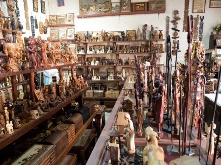 Foto de Sale of wooden carved figurines in the south of Madagasca - Imagen libre de derechos