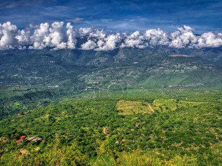 Una vista a través del gran valle a las colinas nubladas opuestas. Barichara, Colombia