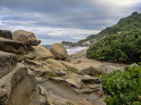 Graciosas rocas en la costa en el Parque Nacional Tayrona. Colombi.