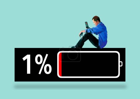 Ein Mann starrt auf sein Handy, während er auf einer Akkuanzeige sitzt, die anzeigt, dass seine Leistung auf ein Prozent gesunken ist. Dies ist eine 3-D-Illustration über Mobiltelefone.