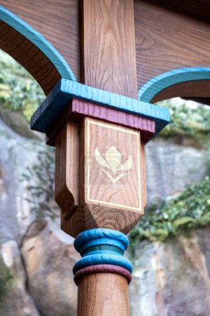 Téléchargez les photos : Disneyland icône gelée sur bois - en image libre de droit