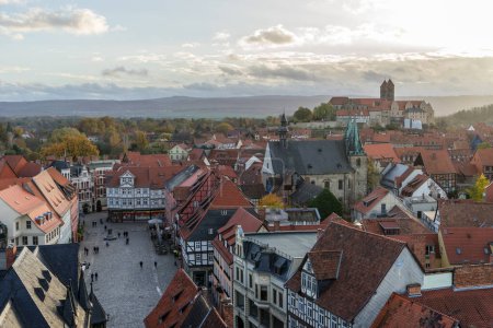Blick über die Altstadt von Quedlinburg, den Dom und die Burg am Abend