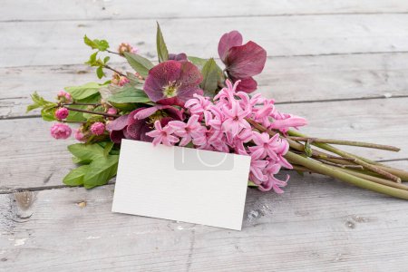 Grußkarte mit rosa Hyazinthen, Weihnachtsrosen und Kopierraum
