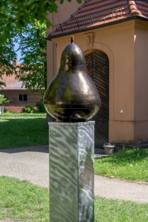 Sculpture en bronze avec une poire devant l'église de Ribbeck, Nauen