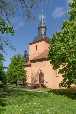 Dorfkirche in Ribbeck mit Birnbaum, Nauen im Frühling