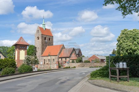 Dorfstraße in Gro Schwechten mit romanischer Dorfkirche aus Feldsteinen, Sachsen-Anhalt, Deutschland
