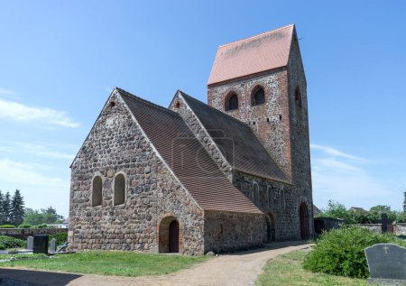 Romanische Dorfkirche aus Feldsteinen mit Mauer in Polkau, Sachsen-Anhalt, Deutschland