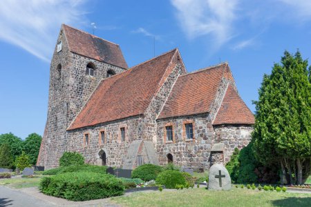 Romanische Dorfkirche aus Feldsteinen in Ballerstedt, Sachsen-Anhalt