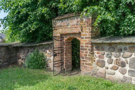 Mur en pierres des champs et entrée du cimetière de Ballerstedt, Saxe-Anhalt, Allemagne