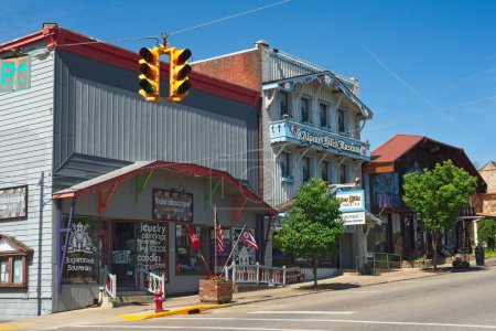 Foto de Sugarcreek, OH, Estados Unidos - 15 de mayo de 2023: La pintoresca calle principal con un antiguo carácter suizo-alemán en esta ciudad rural amish incluye tiendas, restaurantes y un museo.. - Imagen libre de derechos