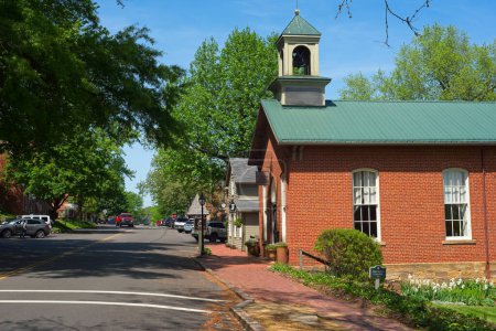 Foto de Coshocton, OH, Estados Unidos - 15 de mayo de 2023: Historic Roscoe Village en el borde de Coshocton presenta edificios antiguos restaurados que todavía están en uso como hogares y negocios.. - Imagen libre de derechos