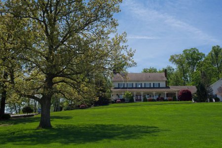 Foto de Charm, Ohio, Estados Unidos - 15 de mayo de 2023: The Charm Countryview Inn, situado en una ubicación bucólica en el centro del país amish de Ohio, ofrece un respiro tranquilo del agitado mundo cotidiano.. - Imagen libre de derechos