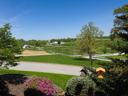 Foto de Charm, Ohio, Estados Unidos - 15 de mayo de 2023: La terraza delantera del Charm Countryview Inn ofrece una vista tranquila del típico país amish en el centro norte de Ohio. - Imagen libre de derechos