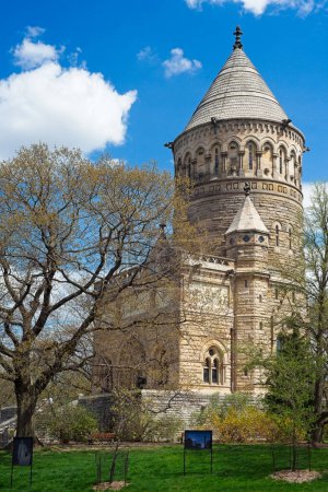 Téléchargez les photos : Cleveland, OH, États-Unis - 16 avril 2023 : Le monument commémoratif James A. Garfield au cimetière de Cleveland Lake View est lumineux et animé après des travaux récents de sablage à l'extérieur. - en image libre de droit