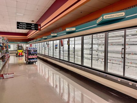 Foto de Twinsburg, OH, Estados Unidos - 25 de agosto de 2023: cajas vacías y contenedores de refrigerador saludan a los clientes en el supermercado Giant Eagle después de que una tormenta severa noqueó la energía. - Imagen libre de derechos