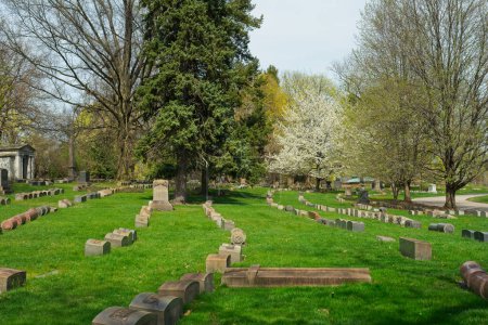 Téléchargez les photos : Courbes de pierres tombales dans le cimetière Lake View, Cleveland, Ohio - en image libre de droit