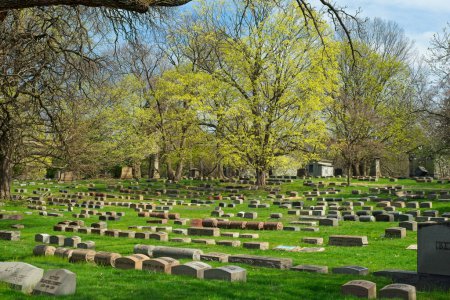 Foto de Cleveland, OH, USA - 14 de abril de 2023: Filas de monumentos antiguos y lápidas llenan una sección del Cementerio Lake View de Cleveland en un día temprano de primavera. - Imagen libre de derechos