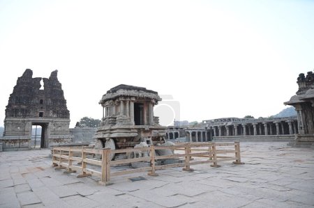 Téléchargez les photos : Célèbre char en pierre archéologique tôt le matin dans le temple vital, Hampi, Karnataka, Inde - en image libre de droit