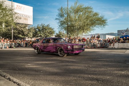 Foto de Las Vegas - Estados Unidos - 3 de noviembre de 2023: Ford Mustang durante el SEMA Show Cruise. - Imagen libre de derechos