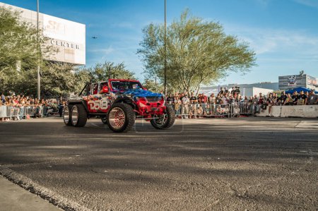 Foto de Las Vegas - Estados Unidos - 3 de noviembre de 2023: Jeep Gladiator 6x6 durante SEMA Show Cruise. - Imagen libre de derechos