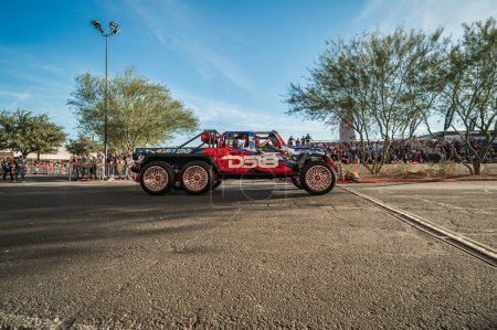 Foto de Las Vegas - Estados Unidos - 3 de noviembre de 2023: Jeep Gladiator 6x6 durante SEMA Show Cruise. - Imagen libre de derechos