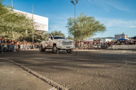 Foto de Las Vegas - Estados Unidos - 3 de noviembre de 2023: Chevrolet Silverado 3500HD durante el SEMA Show Cruise. - Imagen libre de derechos
