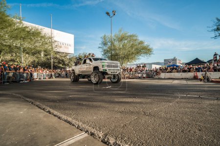Foto de Las Vegas - Estados Unidos - 3 de noviembre de 2023: Chevrolet Silverado 3500HD durante el SEMA Show Cruise. - Imagen libre de derechos