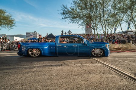 Foto de Las Vegas - Estados Unidos - 3 de noviembre de 2023: Chevrolet Silverado 1500 durante el SEMA Show Cruise. - Imagen libre de derechos