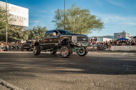 Foto de Las Vegas - Estados Unidos - 3 de noviembre de 2023: Ford Ff-250 durante el SEMA Show Cruise. - Imagen libre de derechos