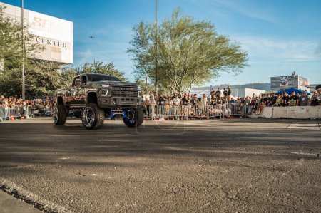 Foto de Las Vegas - Estados Unidos - 3 de noviembre de 2023: Chevy Silverado durante el SEMA Show Cruise. - Imagen libre de derechos