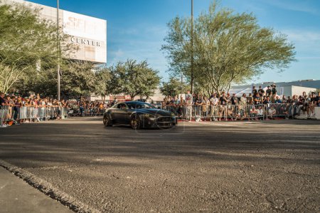 Foto de Las Vegas - Estados Unidos - 3 de noviembre de 2023: Aston Martin V8 Vantage durante SEMA Show Cruise. - Imagen libre de derechos