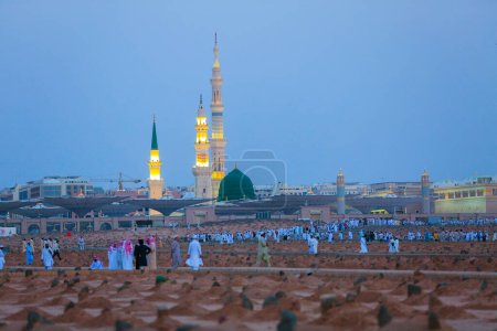 Téléchargez les photos : Des pèlerins musulmans visitant la belle mosquée Nabawi, et le dôme vert d'une mosquée enlevée du complexe. masjid Al Nabawi minaret et dôme vert à - en image libre de droit