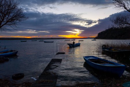 Téléchargez les photos : Isparta Eirdir Lac lever du soleil et bateaux de pêche - en image libre de droit