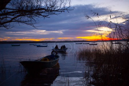 Téléchargez les photos : Isparta Eirdir Lac lever du soleil et bateaux de pêche - en image libre de droit