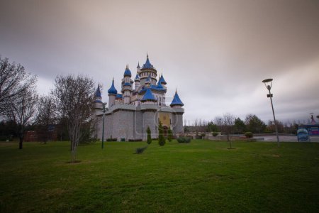Téléchargez les photos : Château de conte de fées à Sazova Park (Science Art and Culture Park) à Eskisehir, Turquie. - en image libre de droit