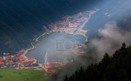Foto de Mountain village of Uzungol in Trabzon, Turkey. (Long Lake) - Imagen libre de derechos