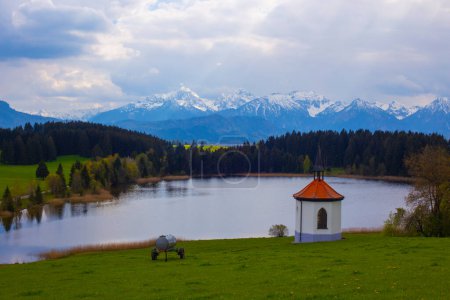 Foto de Capilla en Hegratsrieder Ver lago en una mañana de otoño, Ostallgu, Baviera, Alemania - Imagen libre de derechos