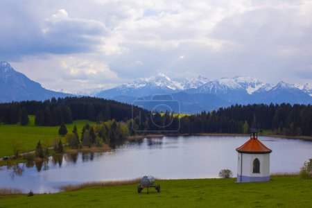Foto de Capilla en Hegratsrieder Ver lago en una mañana de otoño, Ostallgu, Baviera, Alemania - Imagen libre de derechos