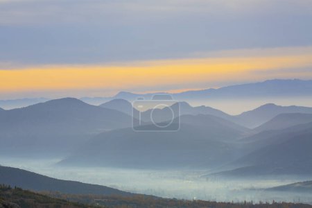 Téléchargez les photos : Montagnes du Taureau, brouillard matinal et automne. - en image libre de droit