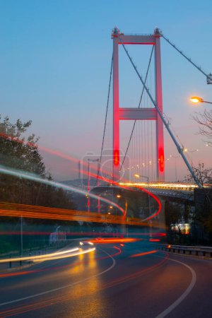 Téléchargez les photos : Pont du Bosphore d'Istanbul la nuit. 15 juillet Pont des martyrs (15 Temmuz Sehitler Koprusu). Istanbul, Turquie. - en image libre de droit