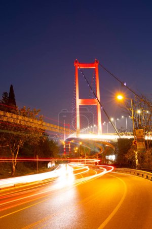Foto de Puente del Bósforo de Estambul por la noche. Puente de los Mártires del 15 de julio (15 Temmuz Sehitler Koprusu). Estambul, Turquía
. - Imagen libre de derechos