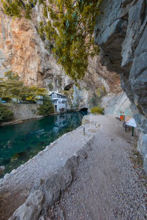 Foto de Monasterio derviche o tekke en la fuente del río Buna en la ciudad de Blagaj. Ubicación: Blagaj, Mostar basin, Herzegovina-Neretva Canton, Bosnia y Herzegovina, Europa - Imagen libre de derechos