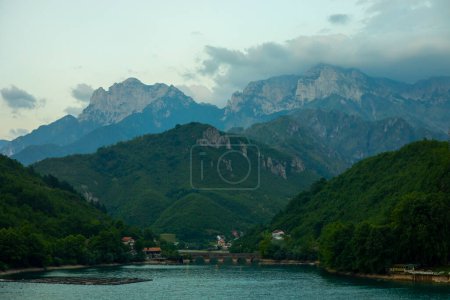 Téléchargez les photos : Lac Trnovacko dans le parc national Sutjeska de Bosnie-Herzégovine méridionale, montagnes magiques - en image libre de droit