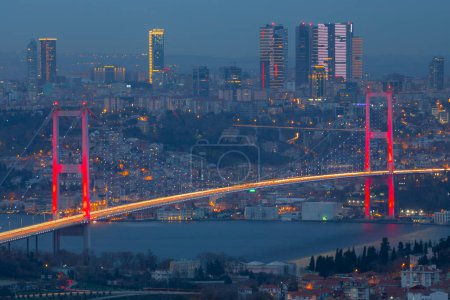 Foto de Puente de los Mártires del 15 de julio (15 Temmuz Sehitler Koprusu). Puente del Bósforo de Estambul por la noche. Estambul, Turquía. - Imagen libre de derechos