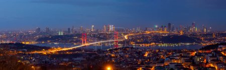 Foto de Puente de los Mártires del 15 de julio (15 Temmuz Sehitler Koprusu). Puente del Bósforo de Estambul por la noche. Estambul, Turquía. - Imagen libre de derechos