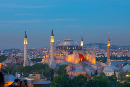 Téléchargez les photos : Beautiful view on Hagia Sophia in Istanbul, Turkey from top view at sunset - en image libre de droit
