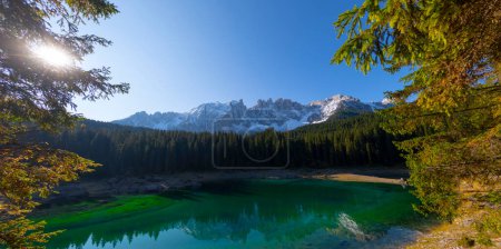 Téléchargez les photos : Incroyable paysage naturel. Lac Lago di Carezza ou Le Karersee avec reflet des montagnes dans les Alpes dolomitiques, Dolomites, Tyrol, Italie. Concept de lieu de repos idéal. Destination de voyage populaire. - en image libre de droit