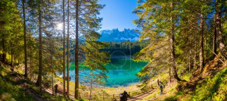 Téléchargez les photos : Incroyable paysage naturel. Lac Lago di Carezza ou Le Karersee avec reflet des montagnes dans les Alpes dolomitiques, Dolomites, Tyrol, Italie. Concept de lieu de repos idéal. Destination de voyage populaire. - en image libre de droit