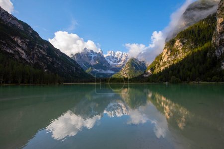 Lago di Landro o poranku. Jest jeziorem w Dolomitach w Południowym Tyrolu, Włochy.