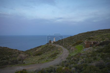 Foto de El faro de Sarpincik se encuentra en la península de Karaburun, al oeste de la bahía de Izmir.. - Imagen libre de derechos